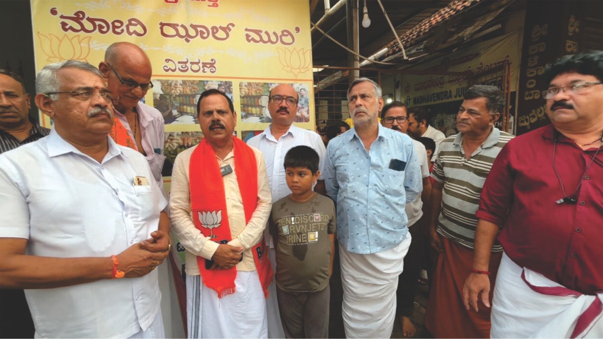 ಕಾರ್ಕಳದಲ್ಲಿ ಜೈಹಿಂದ್ ಗೇಮ್ಸ್ ಕ್ಲಬ್ ಆಶ್ರಯದಲ್ಲಿ ಪಶ್ಚಿಮ ಬಂಗಾಳದಲ್ಲಿ ಬಿ. ಜೆ. ಪಿ ವಿಜಯೋತ್ಸವದ ಅಂಗವಾಗಿ ಮೋದಿ ಟಿ ಹಾಗೂ ಮೋದಿ ಝಲ್ ಮೂರಿ ವಿತರಣಾ ಸಮಾರಂಭ