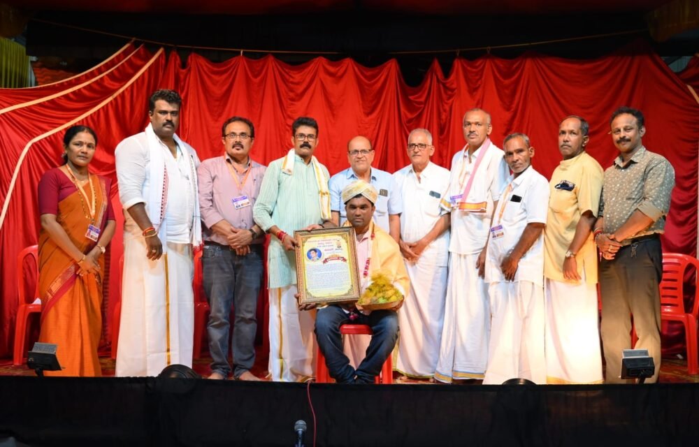 ಕಾರ್ಕಳ : ಕಾಬೆಟ್ಟು ಸಾರ್ವಜನಿಕ ಶ್ರೀ ಗಣೇಶೋತ್ಸವ ಸಮಾರಂಭ ದಲ್ಲಿ ಕಳೆದ 31ವರ್ಷ ಗಳಿಂದ ಕಲಾ ಮಾತೆಯ ಸೇವೆ ಗೈದ ಅನಿಲ್ ಕಾಬೆಟ್ಟು ಇವರಿಗೆ ಅಭಿನಂದನೆ